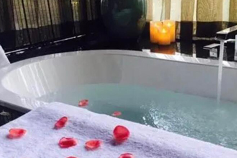 上海浦东区水疗池中的失重冥想：当身体学会漂浮